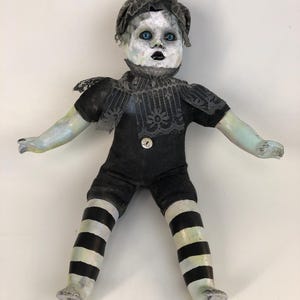 Muñeca de arte repintada por el artista: bebé gótico espeluznante de Lawn Walker