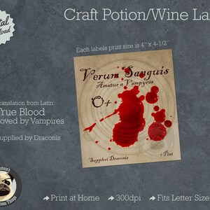 Peut inclure: Étiquette artisanale imprimable pour une potion ou une bouteille de vin. L'étiquette est conçue avec un aspect vintage et présente le texte "Verum Sanguis Amatur a Vampyres" dans une police décorative. L'étiquette comprend également une éclaboussure de sang rouge et le texte "O+" et "Suppleri Draconis". L'étiquette mesure 10,16 cm sur 11,43 cm.