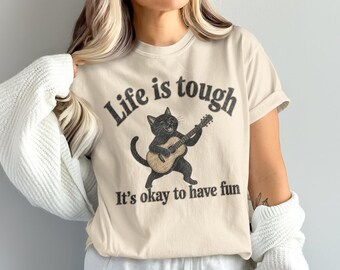 Camiseta divertida con el mensaje "La vida es dura, está bien divertirse" / Músico divertido y amante de las mascotas