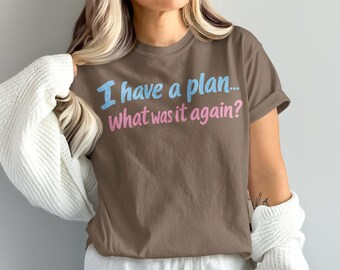 Camiseta con cita divertida sobre el olvido, camiseta humorística "Tengo un plan, ¿qué era otra vez?", ropa con humor sarcástico para la oficina.