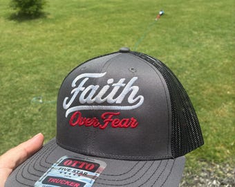 Gorra bordada "Fe sobre el miedo"