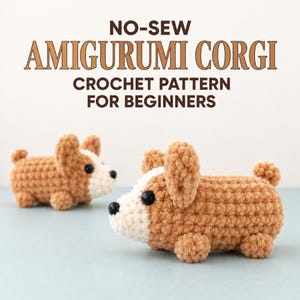 Può includere: Due piccole figure di corgi realizzate all'uncinetto con filato color marrone chiaro e bianco, con occhi e naso in plastica nera. Il testo recita NO-SEW AMIGURUMI CORGI CROCHET PATTERN FOR BEGINNERS. Le figure hanno orecchie dritte, zampe corte e una piccola coda, lavorate con un punto strutturato.