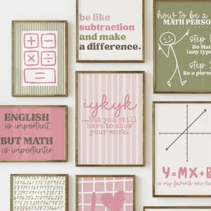 Peut inclure: Une collection de cadres muraux présentant des motifs sur le thème des mathématiques, incluant des citations, des équations algébriques et des symboles géométriques dans une palette de rose, vert olive, blanc et gris foncé avec divers motifs.