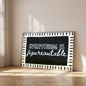 Può includere: Un'opera d'arte murale rettangolare incorniciata con un pannello centrale nero e il testo bianco Everything is figureoutable. Il bordo è color crema con un motivo ripetitivo di linee verticali nere, corte e spesse, lungo tutto il perimetro.