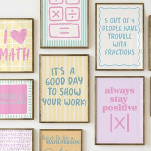 Puede incluir: Una colección de láminas de pared enmarcadas con diseños matemáticos en colores pastel. Las impresiones incluyen frases como I Love Math, 5 Out Of 4 People Have Trouble With Fractions, It's A Good Day To Show Your Work y Always Stay Positive.