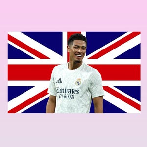 Könnte beinhalten: Ein weißes, kurzärmeliges Sporttrikot mit einem dezenten geometrischen Muster, einem schwarzen Adidas-Logo auf der rechten Brust und dem Real Madrid-Wappen auf der linken Seite. Der Schriftzug Emirates Fly Better ist mittig in Schwarz aufgedruckt.