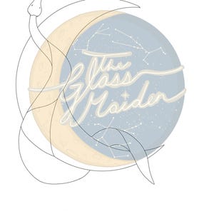 Può includere: Un'illustrazione grafica circolare che presenta una luna crescente giallo pallido sovrapposta a un cerchio azzurro con costellazioni di stelle bianche. Un sottile disegno a linee nere di un serpente si avvolge attorno alla luna, con il testo The Glass Maiden.