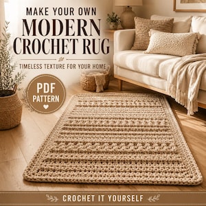 Puede incluir: Una alfombra rectangular de ganchillo en color beige con un patrón texturizado de rayas horizontales y puntos en relieve. La imagen incluye el texto: MAKE YOUR OWN MODERN CROCHET RUG, TIMELESS TEXTURE FOR YOUR HOME, PDF PATTERN y CROCHET IT YOURSELF.