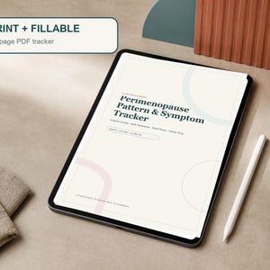 Może przedstawiać: Tablet cyfrowy wyświetlający 24-stronicowy tracker PDF do monitorowania wzorców i objawów perimenopauzy wraz z białym rysikiem. Na ekranie widoczny jest tekst, w tym Irregular Cycles, Daily Symptoms, Mood Notes oraz Doctor Prep.