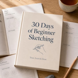 Puede incluir: Un libro de color crema titulado 30 Days of Beginner Sketching con una ilustración de una mano, acompañado de páginas de ejercicios abiertas que muestran dibujos de hojas, girasoles y tazas, un lápiz de madera, una goma de borrar gris y una taza de té.