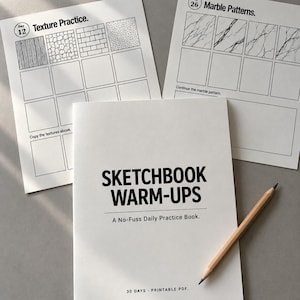 Può includere: Un album da disegno bianco intitolato Sketchbook Warm-Ups: A No-Fuss Daily Practice Book, 30 Days Printable PDF, con una matita di legno. Sono visibili due fogli di pratica: Day 12 Texture Practice e Day 26 Marble Patterns con linee a inchiostro nero.