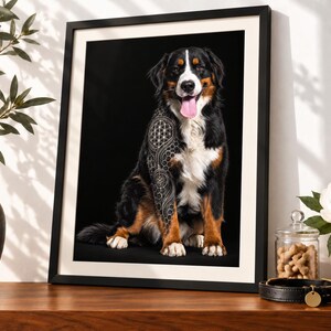 Könnte beinhalten: Ein gerahmtes Porträt eines Berner Sennenhundes, der vor einem schwarzen Hintergrund sitzt. Der Hund hat schwarz-weiß-braunes Fell mit einem sichtbaren weißen geometrischen Tattoo-Muster auf seinem rechten Vorderbein. Die Zunge hängt heraus.