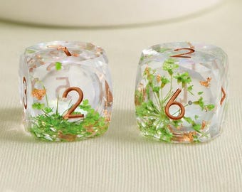 Groene botanische hars mahjong dobbelstenen set, gouden D6 dobbelstenen, op de natuur geïnspireerd tafelaccessoire, transparante tafeldobbelstenen