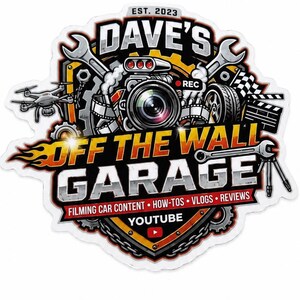 以下が含まれることがあります： Dave's Off The Wall Garageのロゴが入ったダイカットステッカー。カメラレンズ、レンチ、ドローン、タイヤ、映画用カチンコがデザインされています。テキストは「EST. 2023」「DAVE'S OFF THE WALL GARAGE」「FILMING CAR CONTENT」「YOUTUBE」と書かれています。