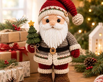 Könnte beinhalten: Eine gehäkelte Weihnachtsmann-Puppe mit roter Mütze und cremefarbenem Bommel, grauem Mantel mit schwarzem Gürtel und braunen Stiefeln. Die Figur hat einen weißen Bart aus Garn und hält einen kleinen gehäkelten Weihnachtsbaum mit einem gelben Stern.