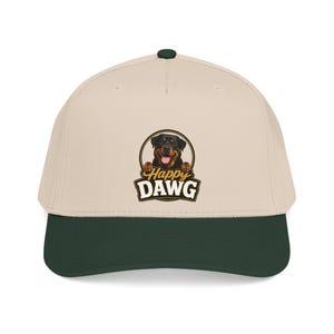 Peut inclure: Une casquette de baseball beige avec une visière vert foncé et un bouton supérieur. L'avant présente un graphique circulaire d'un chien noir et feu avec ses pattes posées sur une bannière contenant le texte Happy DAWG en lettres blanches et dorées.