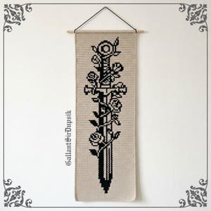 Haakpatroon voor een wandtapijt met zwaard en roos (PDF) | Middeleeuwse wanddecoratie | Speelse decoratie | Direct te downloaden