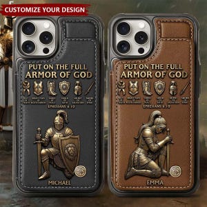 Op de afbeelding: Twee telefoonhoesjes met de tekst 'PUT ON THE FULL ARMOR OF GOD' en 'EPHESIANS 6:10'. Eén hoesje is zwart met een knielende ridder genaamd Michael, de andere is bruin met een ridder genaamd Emma. Beide tonen iconen van harnasonderdelen.