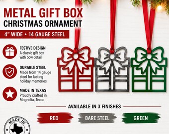 Pode incluir: Três enfeites de Natal de metal em forma de caixa de presente, com 10,16 cm de largura e feitos de aço de calibre 14. Disponíveis nos acabamentos vermelho, aço bruto e verde, cada um com um laço e uma fita vermelha para pendurar.