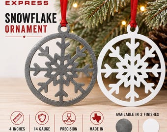 Pode incluir: Dois ornamentos circulares de floco de neve com fitas vermelhas. Um é de aço bruto com acabamento cinza escuro e o outro é branco. Cada ornamento tem 10,16 cm de altura, feito de aço de calibre 14 com um design de corte a plasma preciso.