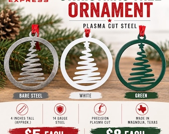 Pode incluir: Três enfeites de Natal circulares em aço cortado a plasma, cada um com um design de árvore estilizado. Os enfeites estão disponíveis em acabamentos de aço bruto, branco e verde, com uma fita vermelha e medindo 10,16 cm de altura.