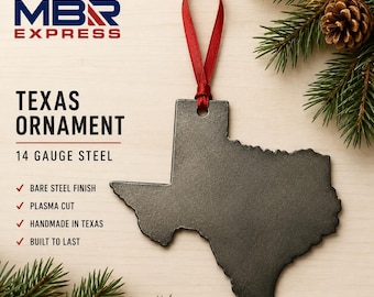 Pode incluir: Um ornamento em forma de Texas feito de aço de calibre 14 com um acabamento em aço bruto. O ornamento possui uma alça de fita vermelha para pendurar. O texto na imagem inclui MBR EXPRESS, TEXAS ORNAMENT e 14 GAUGE STEEL.