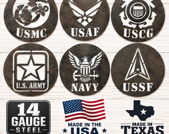 Pode incluir: Seis peças de arte de parede circulares em metal escuro com os emblemas da USMC, USAF, USCG, U.S. Army, Navy e USSF. Abaixo, ícones indicam aço de calibre 14, feito nos EUA e no Texas, com marcas de verificação para feito à mão.