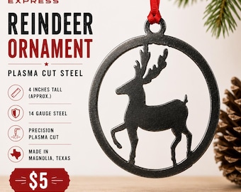 Pode incluir: Um ornamento circular de rena em aço preto com uma fita vermelha. O texto diz MBR EXPRESS, REINDEER ORNAMENT, PLASMA CUT STEEL, 10,16 CM DE ALTURA (APROX.), 14 GAUGE STEEL, PRECISION PLASMA CUT, MADE IN MAGNOLIA, TEXAS, e $5 EACH.