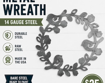 Pode incluir: Uma guirlanda circular de metal feita de aço de calibre 14, com um padrão decorativo de pássaros, folhas e flores. A superfície de aço bruto está pronta para pintura ou revestimento. O texto diz METAL WREATH, 14 GAUGE STEEL, DURABLE STEEL, RAW STEEL, MADE IN THE USA e BARE STEEL READY TO PAINT OR COAT.