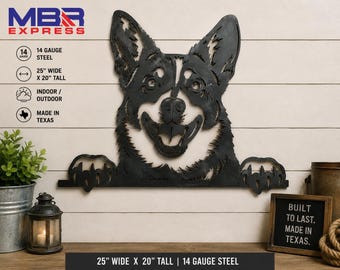 Pode incluir: Uma peça de arte de parede em metal preto com o formato de uma cabeça de cão com patas apoiadas numa barra horizontal. O design é feito de aço de calibre 14 e mede 63,5 cm de largura por 50,8 cm de altura. O texto MBR EXPRESS e BUILT TO LAST. MADE IN TEXAS é visível.