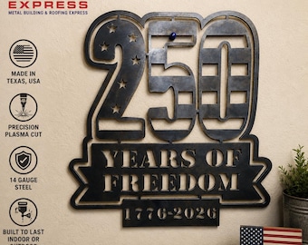 Pode incluir: Uma placa de parede de metal escuro com os números grandes recortados 250, com estrelas integradas no número 2. Abaixo, uma faixa exibe o texto YEARS OF FREEDOM, seguido por uma placa retangular com as datas 1776-2026 em fonte negrito.