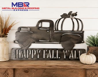 Pode incluir: Uma placa de parede de metal preto com a silhueta recortada de uma caminhonete vintage carregando uma abóbora grande na caçamba. Abaixo da caminhonete, uma placa de metal retangular apresenta o texto recortado "HAPPY FALL Y'ALL".