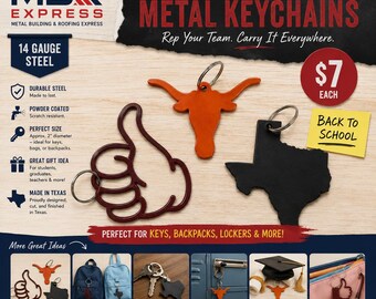 Pode incluir: Três chaveiros de metal personalizados feitos de aço de calibre 14, incluindo uma forma de polegar para cima na cor bordô, uma cabeça de boi longhorn laranja e uma silhueta preta do estado do Texas. Cada chaveiro possui um anel de metal.