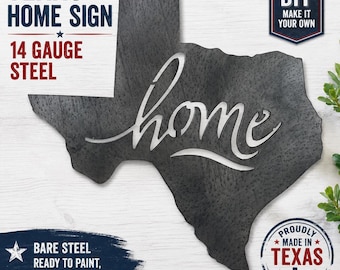 Pode incluir: Uma placa de parede de aço de calibre 14 com o formato do estado do Texas e a palavra home recortada em letra cursiva. A placa de aço cru inclui o texto Texas Home Sign, DIY Make It Your Own e Proudly Made In Texas.