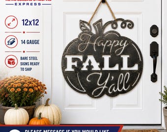Pode incluir: Uma placa de parede de metal escuro e desgastado em forma de abóbora pendurada numa porta branca. A placa apresenta o texto recortado 'Happy FALL Y'all' numa fonte decorativa. Feita de aço nu de calibre 14, mede 30,48x30,48 cm.