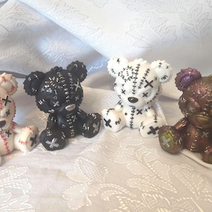 Gothic Patchwork Teddy aus Epoxidharz, ca. 7 cm