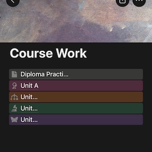 Może przedstawiać: Cyfrowy ekran interfejsu z tytułem Course Work zawierający listę pięciu prostokątnych przycisków. Przyciski są oznaczone jako Diploma Practi, Unit A, Unit, Unit oraz Unit, a każdemu towarzyszy unikalna ikona, w tym dokument, głowa, gwiazda, mikroskop i motyl.