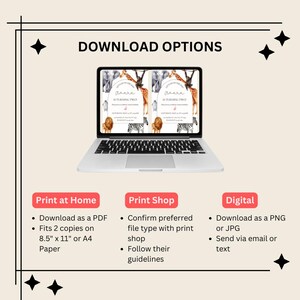 Op de afbeelding: Een laptopscherm met een afdrukbare uitnodiging voor een kinderfeestje. De uitnodiging heeft een junglethema met een giraffe, zebra en leeuw. De tekst op de uitnodiging luidt "[Naam van het kind] wordt twee jaar". De tekst onder het laptopscherm geeft de downloadopties voor de uitnodiging: Thuis afdrukken, Afdrukken in een printshop en Digitaal.