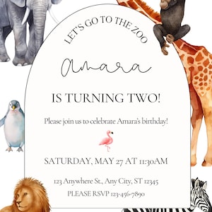 Op de afbeelding: Een zebra met witte en zwarte strepen, een bruine leeuw, een roze flamingo, een pingu&iuml;n, een giraffe, een aap en een olifant zijn afgebeeld op een witte achtergrond met een boog die zegt "Let's go to the zoo Amara is turning two!"  Kom gezellig met ons mee om Amara's verjaardag te vieren! Zaterdag 27 mei om 11:30 uur. 123 Anywhere St., Any City, ST 12345. RSVP graag naar 123-456-7890.
