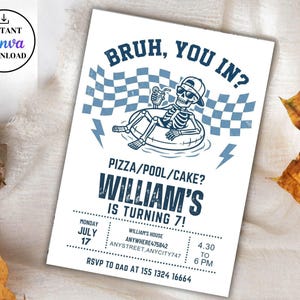 Puede incluir: Una tarjeta de invitación de cumpleaños rectangular con un fondo de bandera a cuadros azul y blanco, un esqueleto con gafas de sol y gorra en un flotador con una bebida, y el texto BRUH, YOU IN?, PIZZA/POOL/CAKE?, WILLIAM'S IS TURNING 7! y detalles del evento.