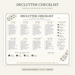 Op de afbeelding: Een afdrukbare checklist voor het opruimen met een crèmekleurige achtergrond en donkere tekst. Het bevat secties voor de keuken, badkamer, slaapkamer, woonkamer, kantoor, kast, garage en kinderspullen, plus een beslissingsgids.