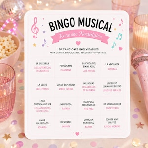 Puede incluir: Una tarjeta de bingo musical rectangular blanca con esquinas redondeadas, que presenta el texto BINGO MUSICAL y Karaoke Nostálgico en rosa y negro. La cuadrícula contiene dieciséis casillas con títulos de canciones y artistas en texto negro y rosa.