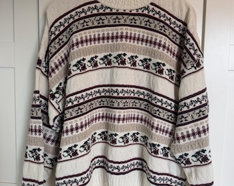 Maglione vintage Northern Reflections a collo alto, rosso crema con stampa floreale e stelle.