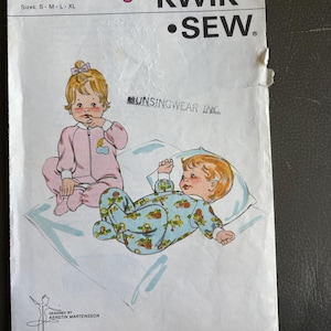 Könnte beinhalten: Ein Vintage-Schnittmuster von Kwik Sew mit Illustrationen von zwei Babys in Schlafanzügen. Die Musternummer ist 1037, mit den Größen S-XL. Das Cover enthält den Text "KWIK SEW" und "MUNSINGWEAR INC."
