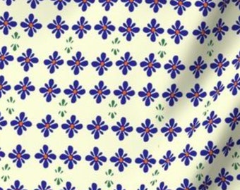 Peut inclure: Tissu crème avec un motif répétitif de fleurs bleues à centres orange. Les fleurs sont disposées en rangées, avec de petites formes vertes en forme de feuilles entre les rangées. Le tissu a une légère texture.