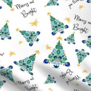 Op de afbeelding: Een witte stof met een herhalend patroon van blauwe, groene en rode gestileerde kerstboom met gouden sterren. De tekst "Merry and Bright" wordt herhaald in het hele patroon.