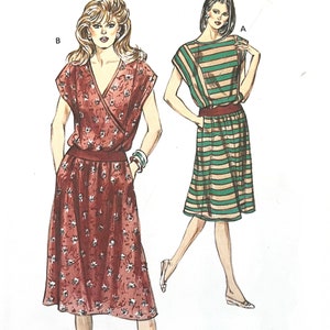 Puede incluir: Patrón de costura para dos vestidos, uno con estampado floral y el otro con rayas verdes y marrones. El patrón se llama "Kwik Sew" y está diseñado por Kerstin Martensson. El número de patrón es 1395.