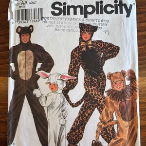 Puede incluir: Patrón de costura Simplicity con disfraces de animales: oso, leopardo, conejo y león. Talla AA Adulto (SM-LG). El paquete tiene un precio de $8.95.