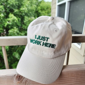 I Just Work Here (Gestickter Buckleback Dad Hat) 25 Farben