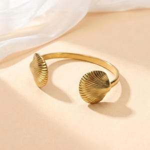Armband mit Muschelmuster in Gold, verstellbarer Armreif im Küstenstil, Schmuck aus Jakobsmuscheln, Strandgeschenk, Sommeraccessoire